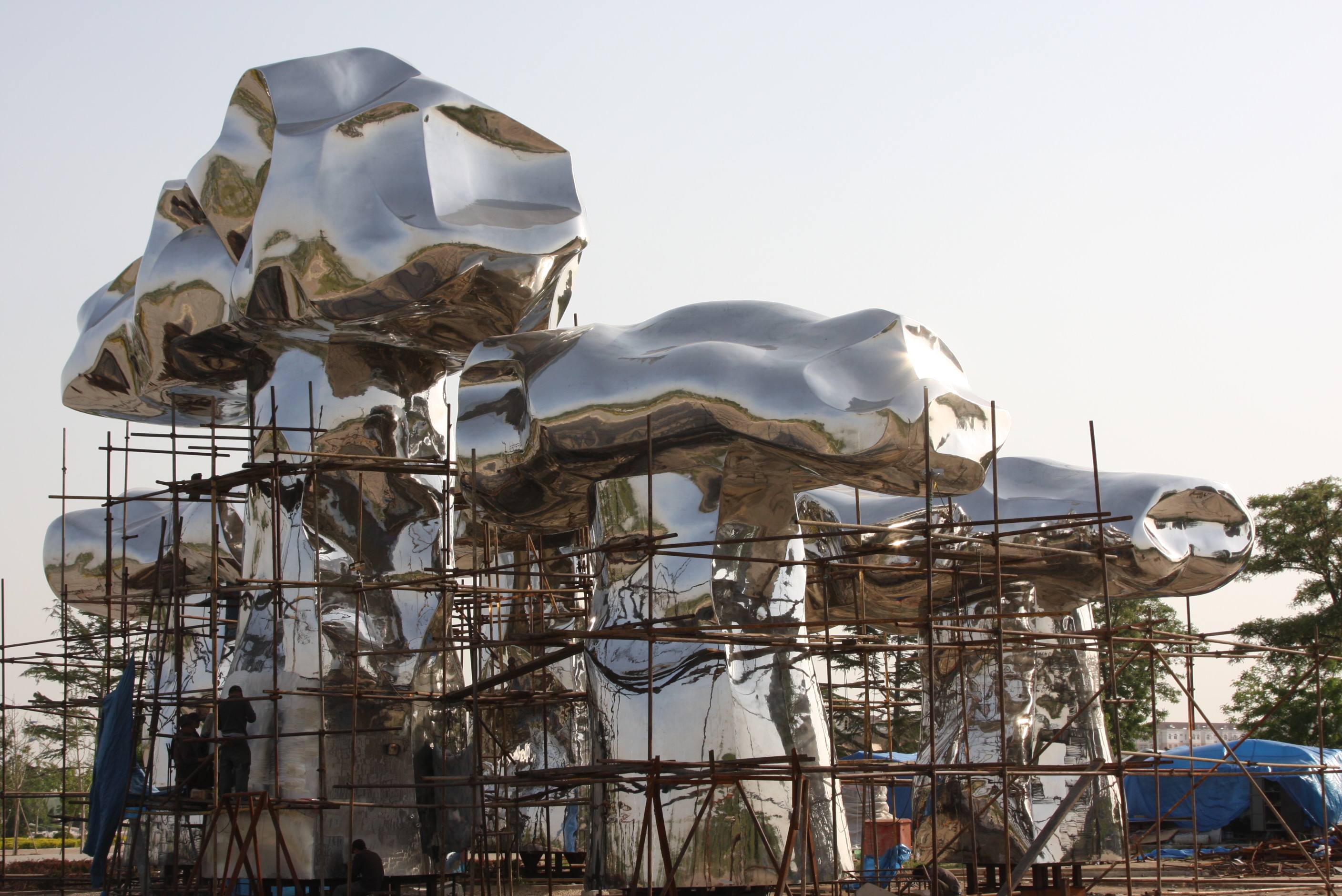 做(zuò)不(bù)鏽鋼雕塑鄭州哪個(gè)雕塑廠(chǎng)家(jiā)比較專業(yè)(圖1) 做(zuò)不(bù)鏽鋼雕塑鄭州哪個(gè)雕塑廠(chǎng)家(jiā)比較專業(yè)(圖1)