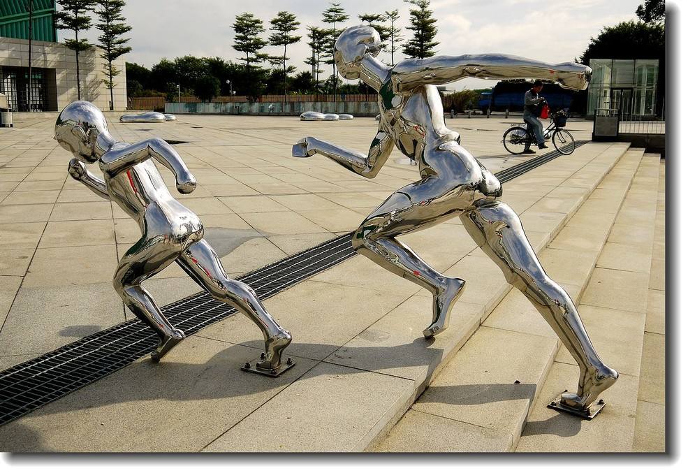 雕塑中河(hé)南(nán)不(bù)鏽鋼雕塑有(yǒu)哪些(xiē)優勢功能(néng)(圖1)